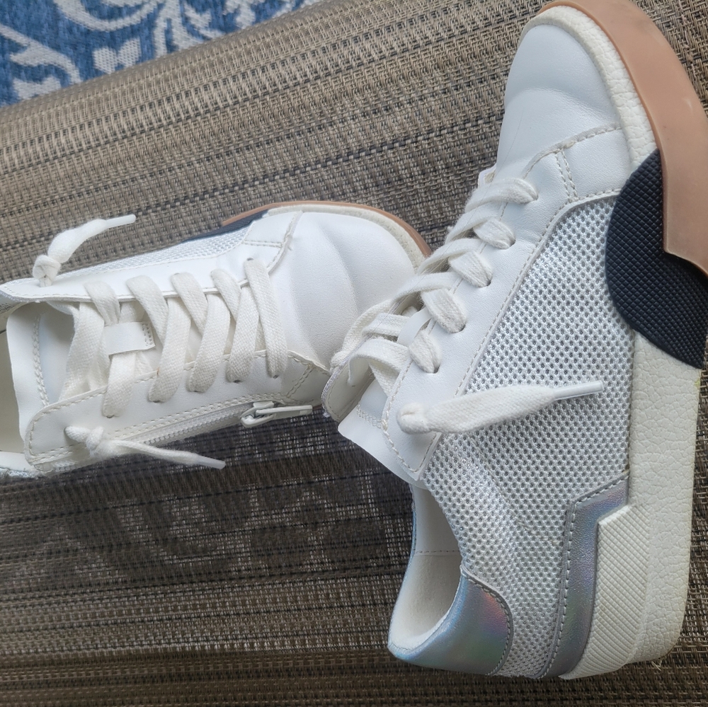 DV by Dolce Vita kids sneakers Size 1 (big kid)